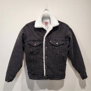 Vintage 90's black denim Sherpa lined Levi’s jacket 🖤